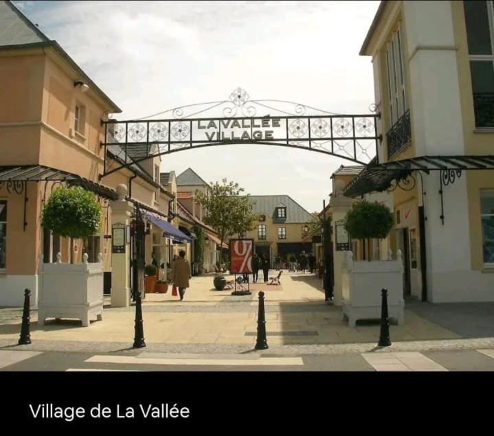 Appartement 2 Pieces 5Min Gare Val D'Europe Parking Inclus مونتِفرا المظهر الخارجي الصورة